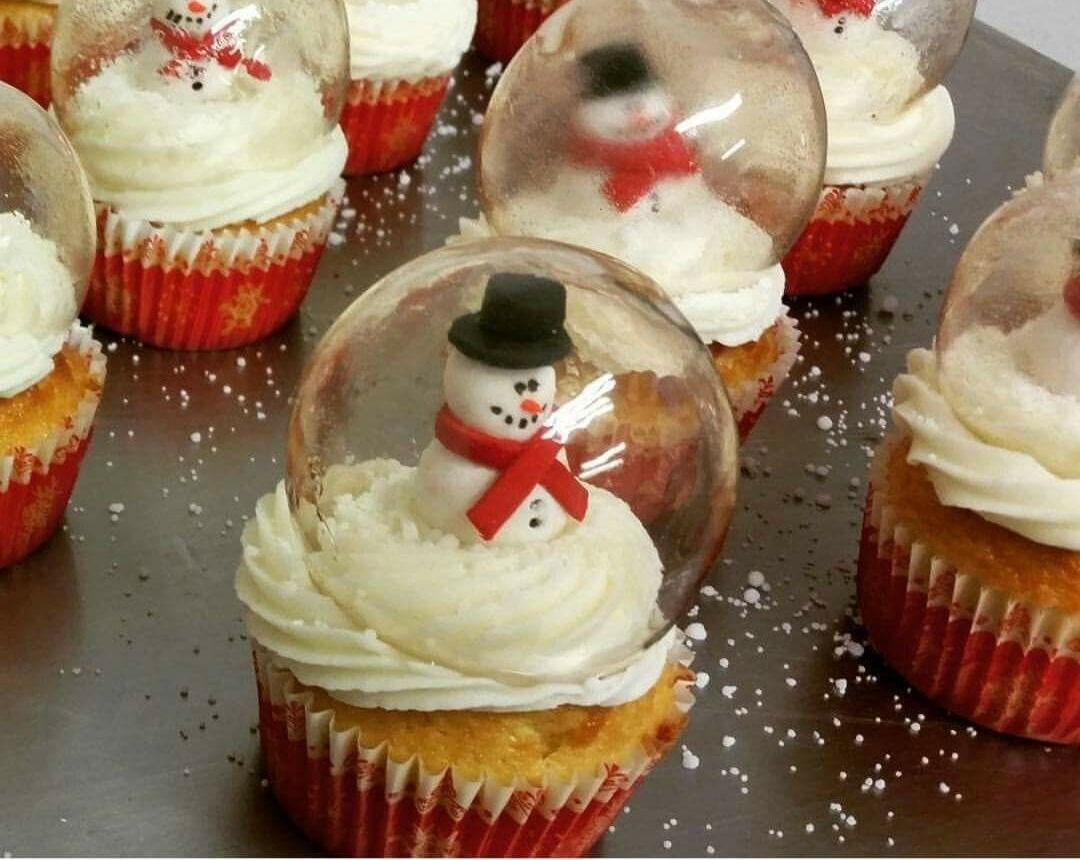 Adorable Snow Globe Cupcakes Holiday Hacks Christmas Party Ideas overview