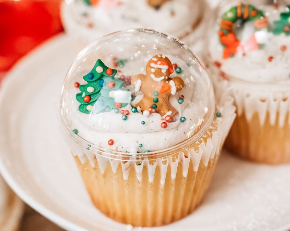 Adorable Snow Globe Cupcakes Holiday Hacks Christmas Party Ideas serving